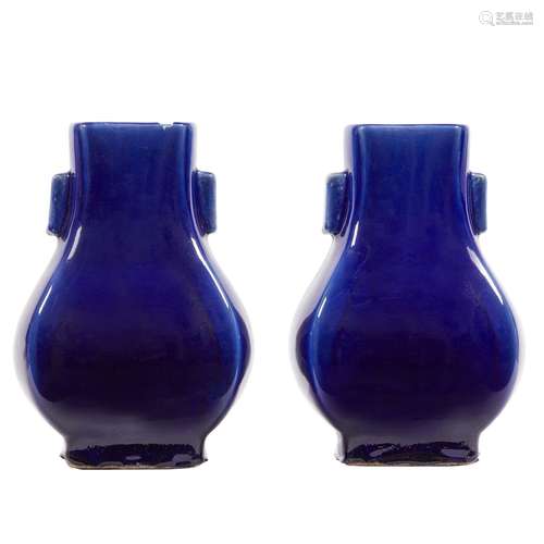 A PAIR OF VASES, CHINA, 20TH CENTURY<br />
二十世纪 蓝釉方壶...