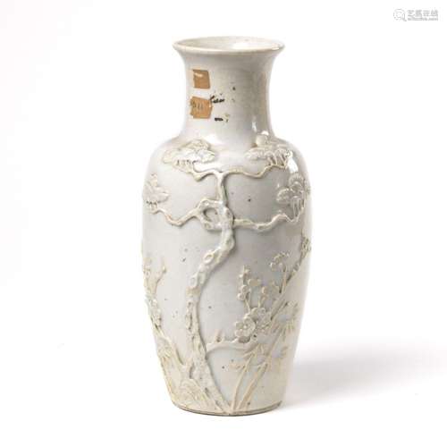 A VASE, CINA, QING DYNASTY, 19TH CENTURY<br />
清 十九世纪 白...