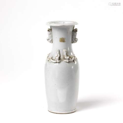 A VASE, CINA, QING DYNASTY, 19TH CENTURY<br />
清 十九世纪 白...