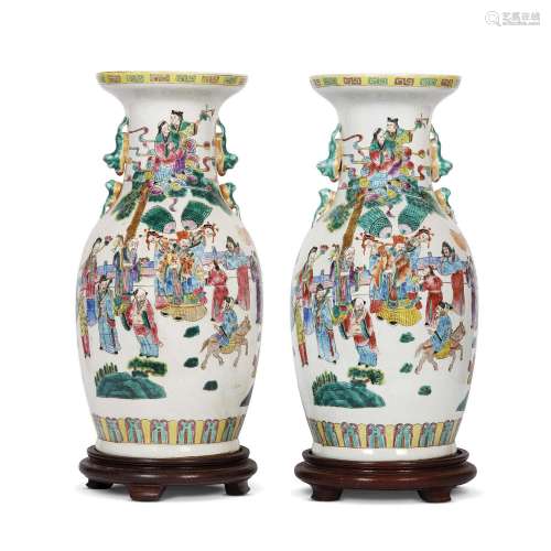 A PAIR OF VASES, CHINA, QING DNAYSTY, 20TH CENTURY<br />
清 ...