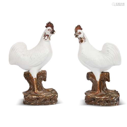 A PAIR OF ROOSTERS, CHINA, 18TH CENTURY<br />
清 十八世纪 粉...