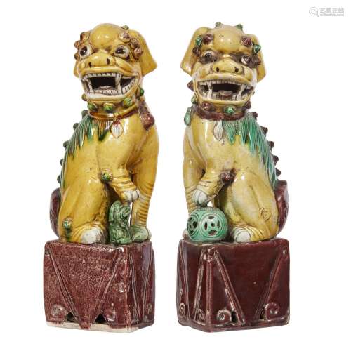 A PAIR OF GUARDIAN LIONS, CHINA, 20TH CENTURY<br />
中国 二十...