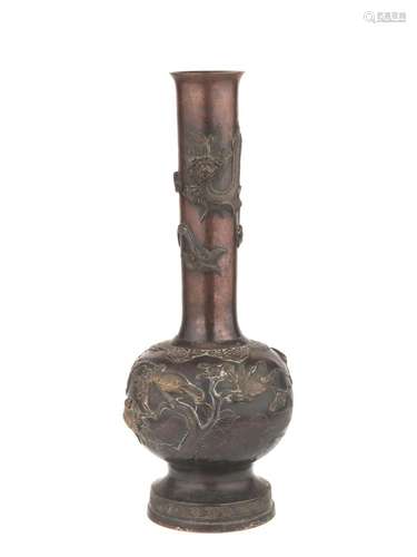 A BRONZE VASE, JAPAN, 20TH CENTURY<br />
日本 二十世纪  祥龙...