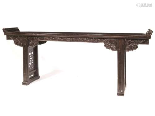 A WOODEN ALTAR, CHINA, QING DYNASTY, 19TH CENTURY<br />
清 十...
