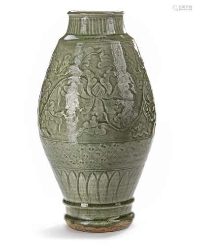 A LARGE CHINESE LONGQUAN CELADON VASE, MING DYNASTY (1368-16...