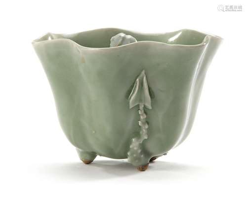 A CHINESE LONGQUAN CELADON FLOWER SHAPED BOWL, 18TH CENTURY