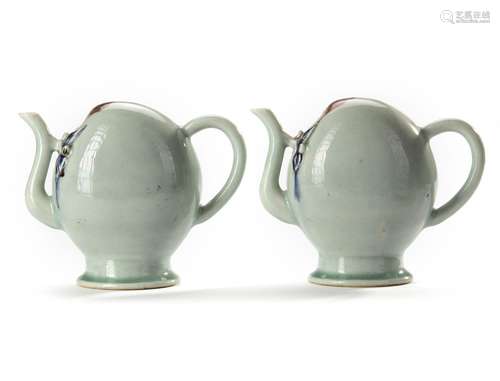 A PAIR OF CELADON-GLAZED ‘CADOGAN’ WINE POTS, QING DYNASTY (...