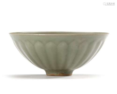 A FINE MOULDED CHINESE LONGQUAN CELADON 'LOTUS' BOWL, SOUTHE...