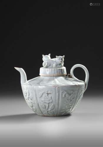 A CHINESE QINGBAI RECUMBENT CATS EWER AND COVER, NORTHERN SO...