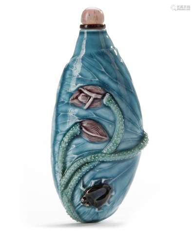 A CHINESE TURQUOISE GLAZED SNUFF BOTTLE, 1800-1850