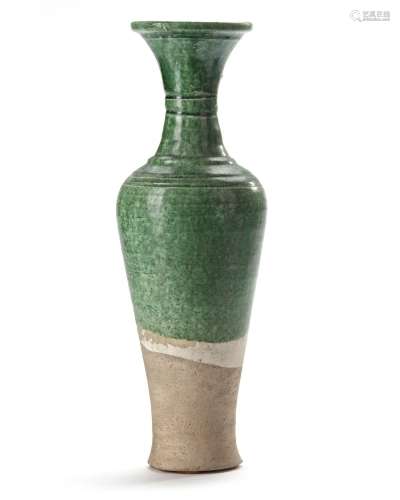 A CHINESE GREEN GLAZED SLENDER VASE, LIAO DYNASTY (916-1125)