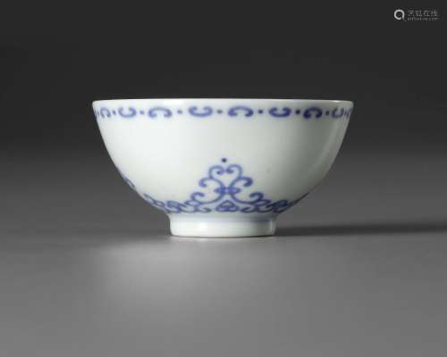 A CHINESE BLUE AND WHITE CUP, QING DYNASTY (1644-1911)