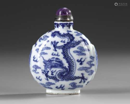 A CHINESE BLUE AND WHITE SNUFF BOTTLE, 19TH CENTURY