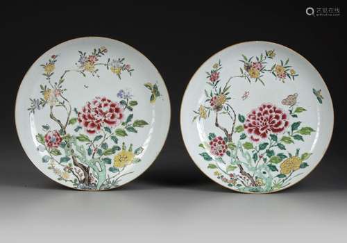 A PAIR OF CHINESE FAMILLE ROSE DISHES, 18TH CENTURY