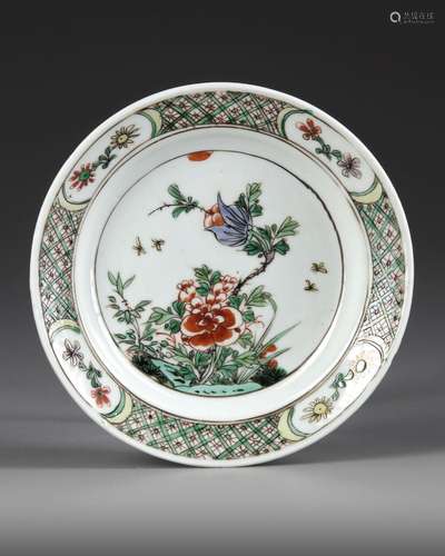 A CHINESE FAMILLE VERTE DISH, KANGXI PERIOD (1662-1722)