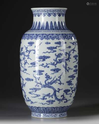 A CHINESE BLUE AND WHITE VASE, 19TH-20TH CENTURY