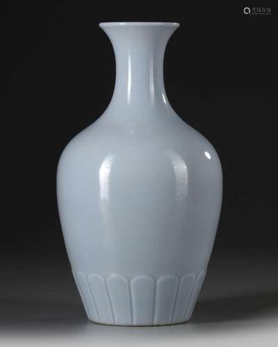 A CHINESE CLAIR-DE-LUNE-GLAZED VASE, 19TH CENTURY