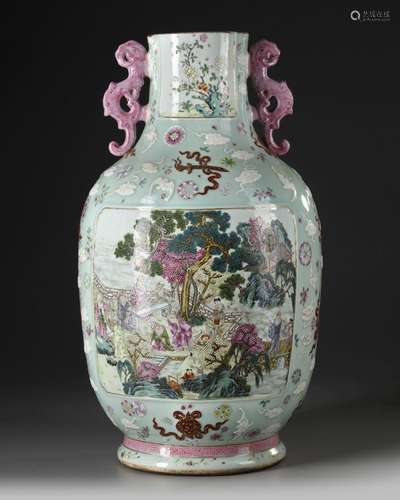 A  LARGE CHINESE FAMILLE ROSE VASE, 19TH CENTURY