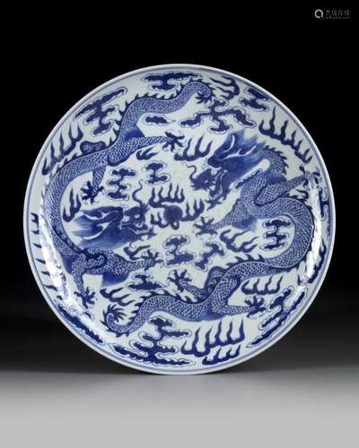 A CHINESE BLUE AND WHITE DRAGON DISH, 19TH CENTURY