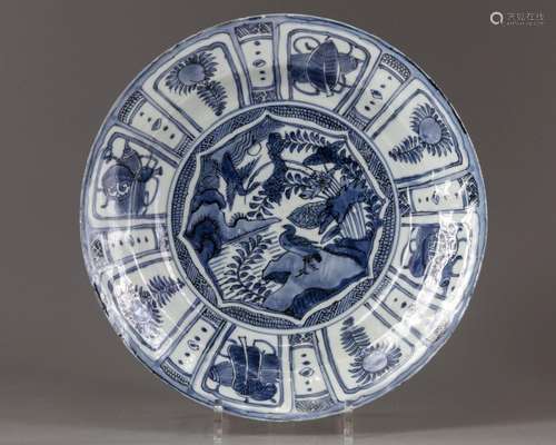 A CHINESE BLUE AND WHITE CHARGER, WANLI PERIOD