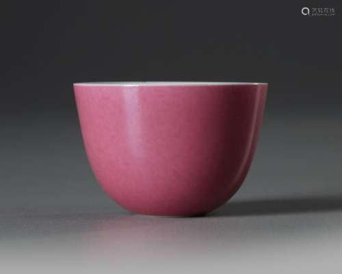 A CHINESE PINK GLAZED CUP, QING DYNASTY (1644-1912)