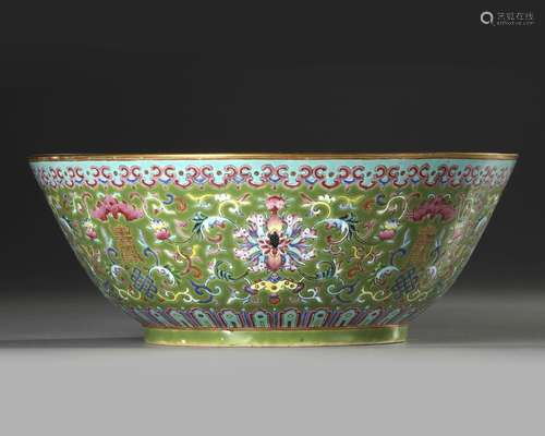 A  LARGE FAMILLE ROSE GREEN-GROUND BOWL, DAOGUANG SIX-CHARAC...