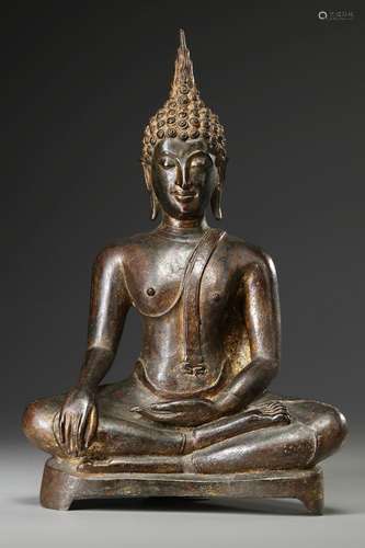 A LARGE BRONZE SEATED BUDDHA, THAILAND, 15TH/16TH CENTURY