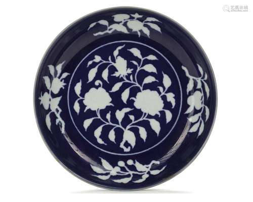 A CHINESE BLUE AND WHITE REVERSE-DECORATED POMEGRANATE DISH,...