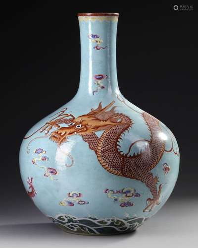 A LARGE FAMILLE ROSE TURQUOISE-GROUND BOTTLE VASE, TIANQIUPI...