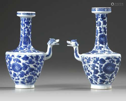 A PAIR OF BLUE AND WHITE EWERS, KANGXI PERIOD (1662-1722 )