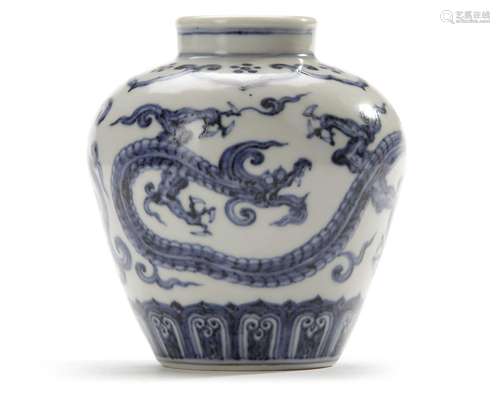 A SMALL CHINESE BLUE AND WHITE DRAGONS JAR, MING DYNASTY (13...