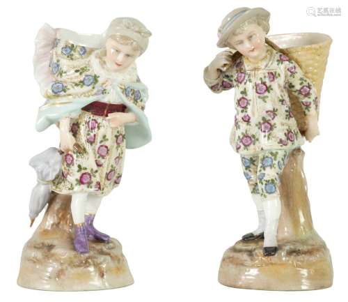 A PAIR OF EARLY 20TH CENTURY CONTINENTAL PORCELAIN FIGURAL M...