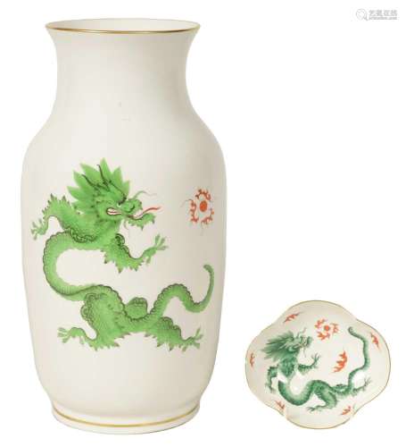 AN EARLY 20TH CENTURY MEISSEN DRAGON VASE AND PIN TRAY