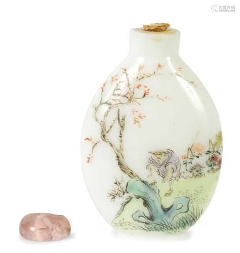 A 19TH CENTURY FAMILLE ROSE SNUFF BOTTLE