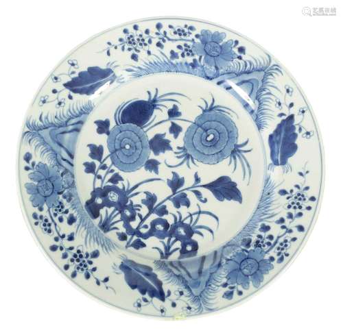 AN 18TH CENTURY CHINESE PORCELAIN BLUE AND WHITE PLATE