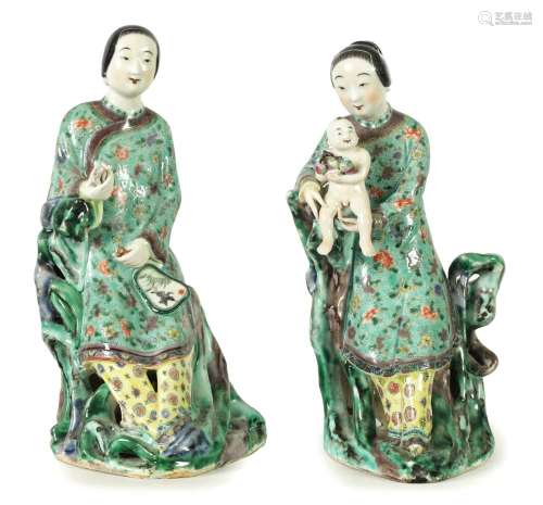 A PAIR OF 19TH CENTURY CHINESE FAMILLE VERTE PORCELAIN FIGUR...