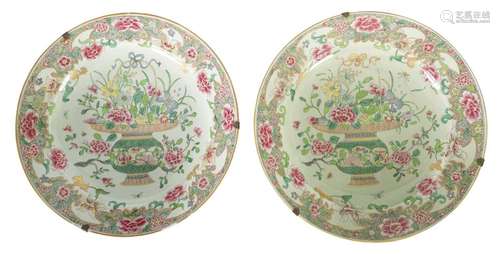 A PAIR OF 19TH CENTURY CHINESE FAMILLE ROSE DISHES