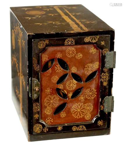 A JAPANESEMEIJI PERIOD CHINOISERIE LACQUERED TABLE CABINET