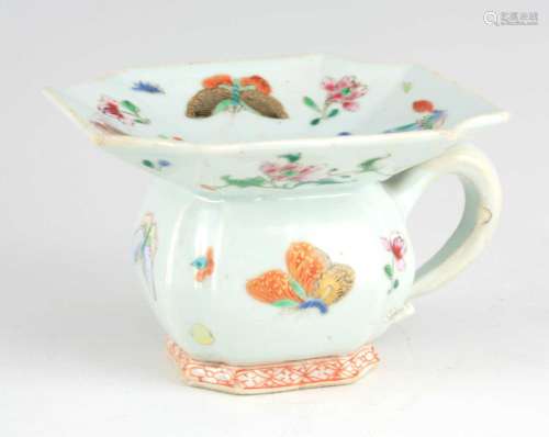 AN 18TH CENTURY CHINESE PORCELAIN SPITTOON