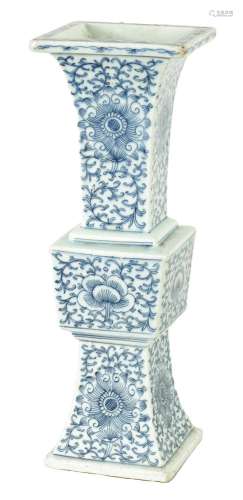 AN UNUSUAL CHINESE SQUARE SHAPED BLUE AND WHITE PORCELAIN VA...
