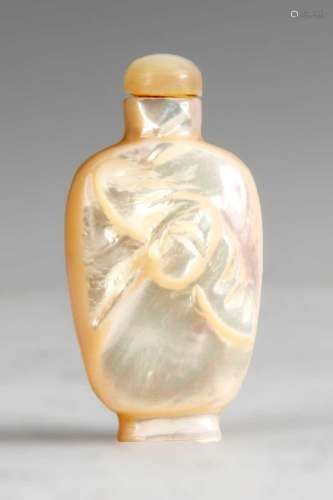 A CHINESE PEARLISED HARD STONE SNUFF BOTTLE AND STOPPER