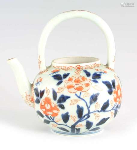 AN 18TH CENTURY CHINESE PORCELAIN TEAPOT