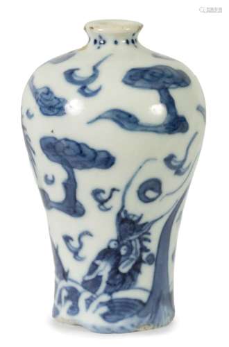 A 17TH CENTURY KANGXI PERIOD CHINESE PORCELAIN BULBOUS SNUFF...