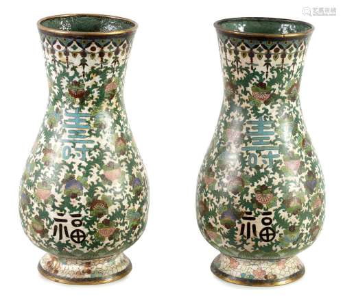 A PAIR OF 18TH/19TH CENTURY CHINESE CLOISONNE VASES