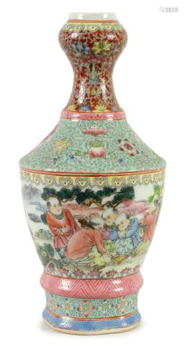 AN EARLY 20TH CENTURY CHINESE REPUBLIC BOTTLE NECK VASE