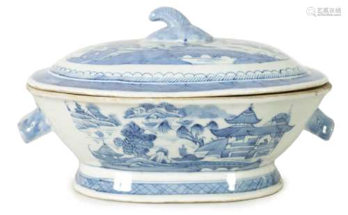 AN 18TH CENTURY CHINESE NANKING BLUE AND WHITE TUREEN AND CO...