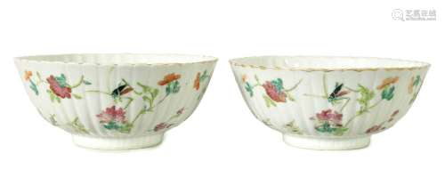 A PAIR OF 19TH CENTURY CHINESE FAMILLE ROSE BOWLS
