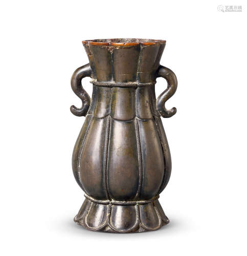 清 海棠形铜瓶