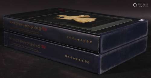1997年台北故宫出版 玉丁宁馆捐赠牙古竹木雕器目录 2册