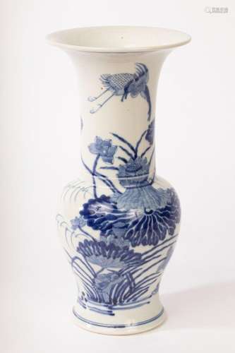 A Chinese blue and white porcelain Gu vase, Huagu, Guangxu (...